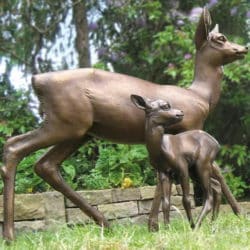 Ensemble de deux sculptures de jardin « Biche et Faon » d'Helmut Diller, en bronze