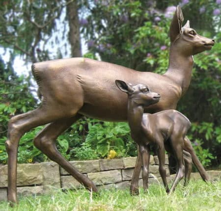 2 Gartenskulpturen "Ricke und Rehkitz" von Helmut Diller, Bronzeskulpturen im Set