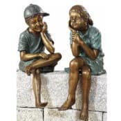 2 wetterfeste Gartenfiguren "Sitzendes Geschwisterpaar" im Set, Skulpturen aus Kupferlegierung