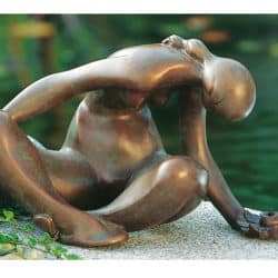 Sculpture de jardin "Girl with Flower" par le théo stuttgé, édition limitée en bronze