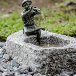 Gartenskulptur / Wasserspeier "Flötenspielender Hannes", Bronze
