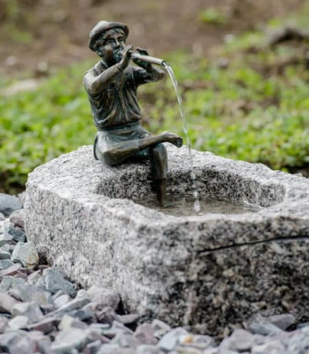 Gartenskulptur / Wasserspeier "Flötenspielender Hannes", Bronze