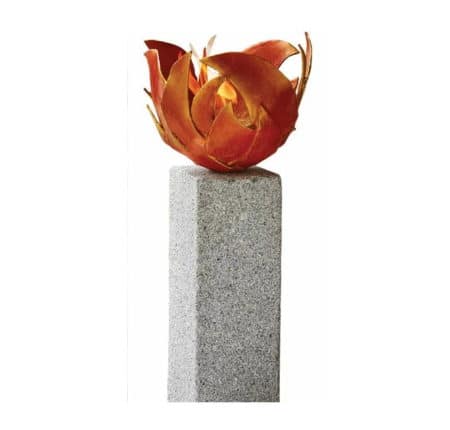 Feuerschale aus rot patinierter Bronze in Form eines Blütenkelches, mit Granitstele