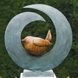 Gartenskulptur "Vogel im Nest", Bronze mit goldbrauner und die blauer Patina
