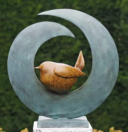 Gartenskulptur "Vogel im Nest", Bronze mit goldbrauner und die blauer Patina
