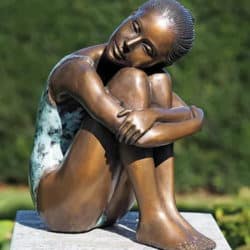 Gartenskulptur "Sitzendes Mädchen", teilpatinierte Bronze