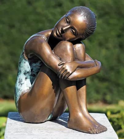Gartenskulptur "Sitzendes Mädchen", teilpatinierte Bronze
