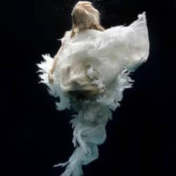 Anmutige Unterwasserfotografie "Angel 3" (2005) von Zena Holloway, Limitierte Edition