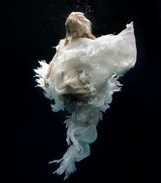 Anmutige Unterwasserfotografie "Angel 3" (2005) von Zena Holloway, Limitierte Edition