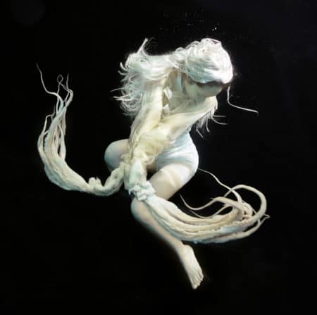Kunstplaza: Künstler Plattform - Kunst Magazin - Online Galerie Handwerk & Handarbeit Anmutige Unterwasserfotografie "Sea Dance 3" (2016) von Zena Holloway, Limitierte Edition