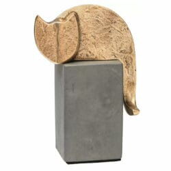 Abstrakte Tierskulptur "Katze" von Raimund Schmelter, Bronze auf Beton