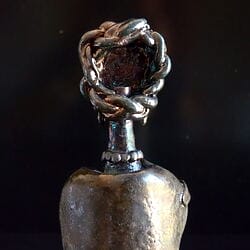 Raku-Keramik-Skulptur "FRIDA" (2018) von Isabel Robledo