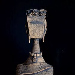 Flaschen-Skulptur "FRIDA II" (2019) von Isabel Robledo