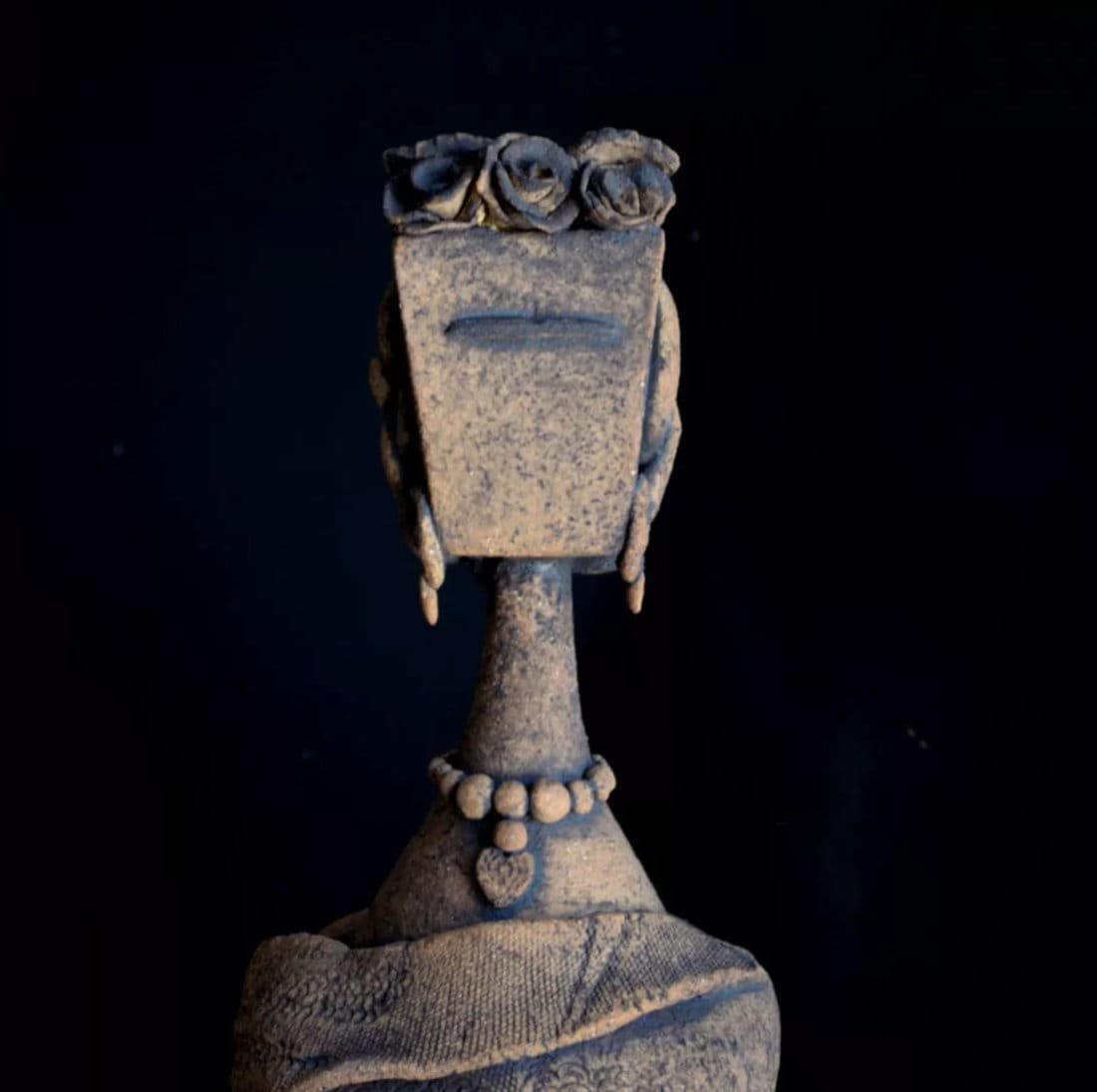 Flaschen-Skulptur "FRIDA II" (2019) von Isabel Robledo