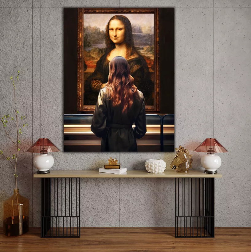 "Woman in museum with Mona Lisa" (2023) - Digitale Kunst von BAST als Giclée-Print auf Leinwand