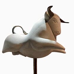 Stierskulptur "Le taureau antique" (2020) von Hector Bouchet, Bronze, Stein Mit Sockel