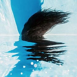 Semi-abstrakte Fotografie "Mirror - Maria - 3136" (2016) von Robin Cerutti