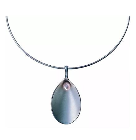 "Venus-Collier" von Paul Wunderlich, Sterlingsilber mit Zuchtperle