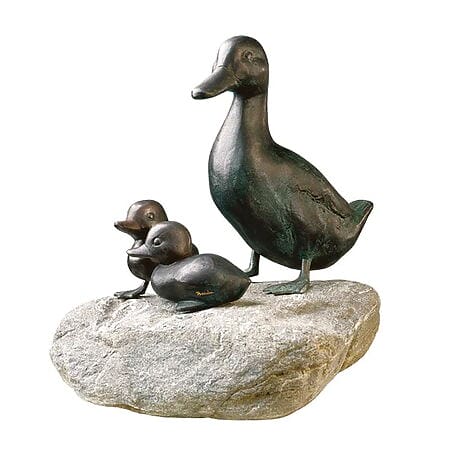 Scultura da giardino &quot;Mamma anatra con pulcini&quot;, rame su pietra