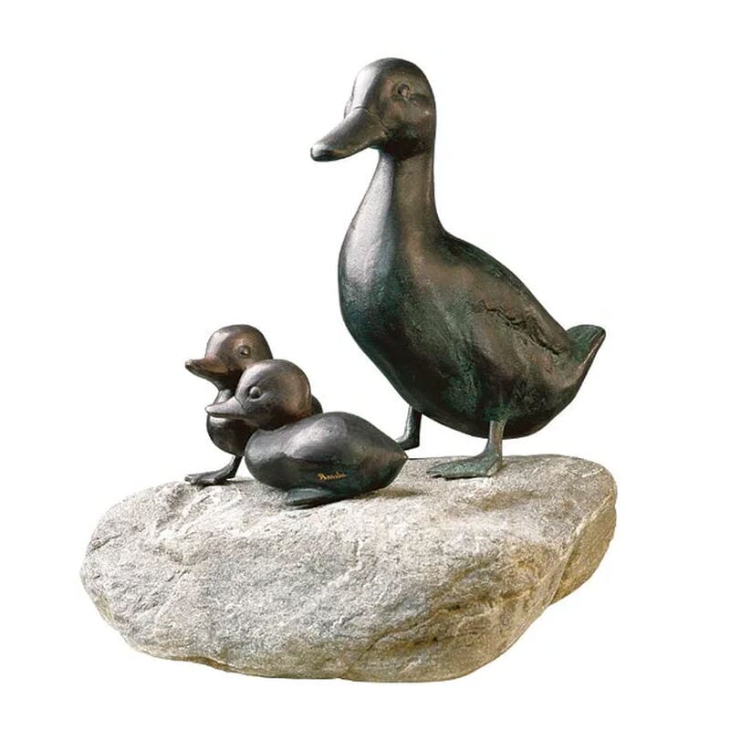 Gartenskulptur "Entenmutter mit Küken", Kupfer auf Stein