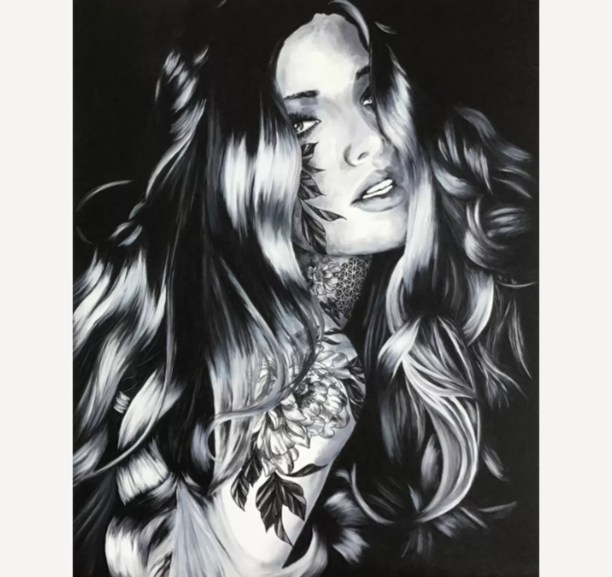 Fotorealistisches Frauenportrait "Flower Tattoo" (2020) von Glenys Flint, Acryl auf Leinwand
