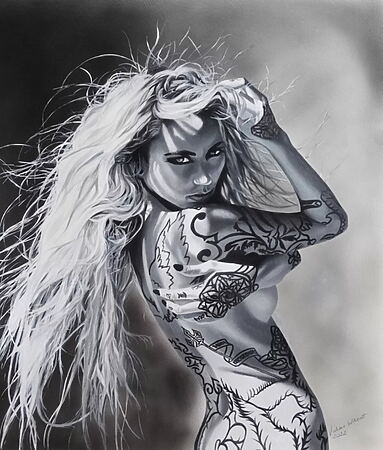 Fotorealistisches Frauenportrait "Seven shades of grey" (2022) von Julian Wheat, Acrylmalerei