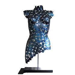 Weiblicher Torso "Romy" (2025) von Ludovic GAUDREE, gestaltet aus Stahlsplittern