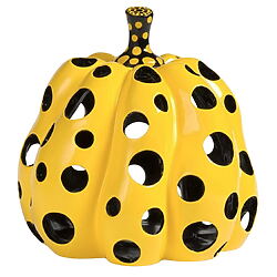 Handbemalte Figur „Pumpkin" (2025) von Yayoi Kusama, Zinklegierung mit perforierten Punkten, limitierte Edition