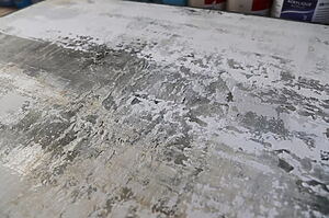 Abstraktes Acrylbild „ENJOY THE SILENCE“ (2025) von Inez Froehlich, Texturiert auf Leinwand