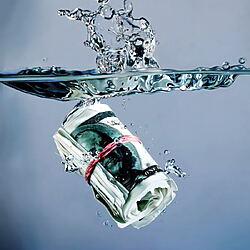 Fotorealistisches Ölgemälde "Te sinking dollar 2" von Duhaj Peter