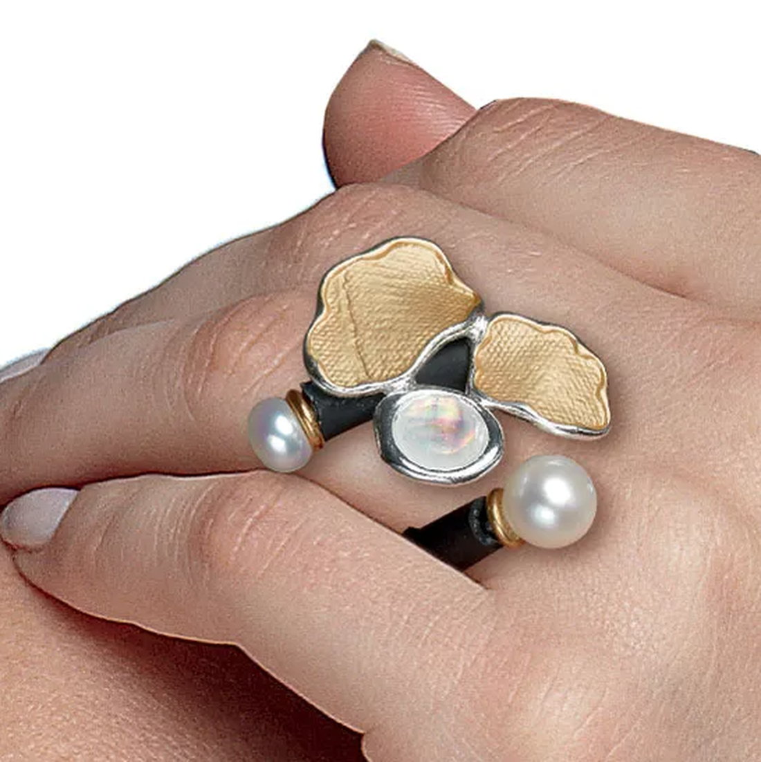 Anillo de perlas hecho a mano &quot;Hojas&quot; de Anna Mütz, adornos de oro y plata