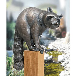 Tuinsculptuur "Wasbeer, kijkend" (versie met sokkel), brons + hout