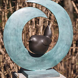Gartenskulptur "Vogel im Nest", Bronze mit goldbrauner und die blauer Patina