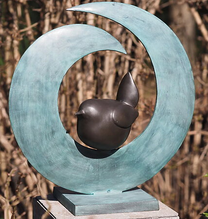 Gartenskulptur "Vogel im Nest", Bronze mit goldbrauner und die blauer Patina
