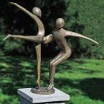Schwungvolle Gartenskulptur "Passion Tanz", Bronze
