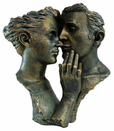 Skulptur "Hingebung" von Angeles Anglada, Kunstguss in Steinoptik